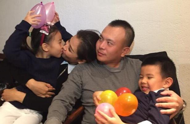 刘涛片场刷手机疑似支付宝余额曝光,揭秘刘涛与老公王珂亲密照