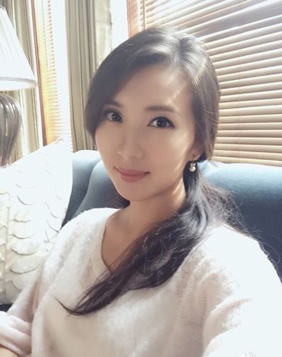 万人迷陈好晒自拍露香肩性感照,揭秘陈好老公是谁及资料身价背景