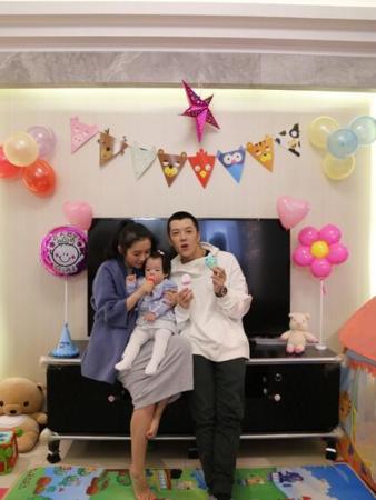 快男王栎鑫为爱女庆生照片,揭秘王栎鑫老婆是谁个人资料家庭背景