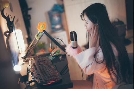 男子砸年终奖追网络女主播,网络女主播怎么哄粉丝赚钱过程(2)