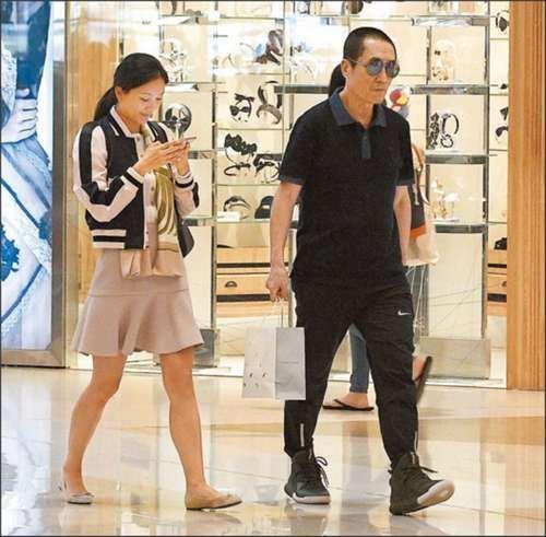 张艺谋陪爱妻陈婷逛街照片曝光,张艺谋为什么娶陈婷不娶巩俐原因