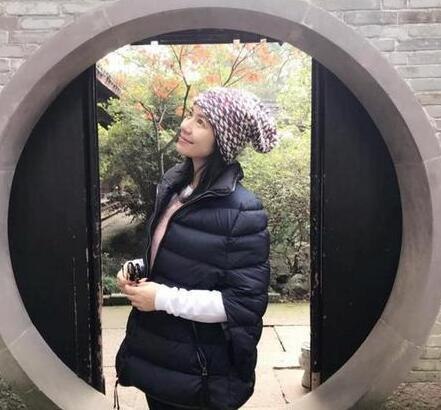 56岁钟楚红素颜近照曝光,揭钟楚红现任老公是谁及丈夫朱家鼎资料