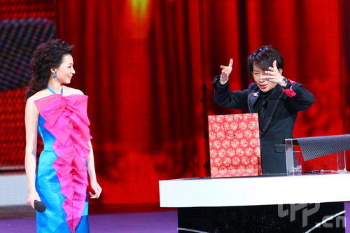 央视女主持董卿爆春晚内幕,揭秘刘谦为什么不上春晚内幕原因(2)