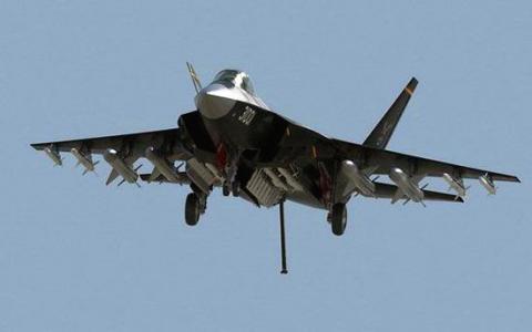 首位女首席飞行员_客机飞行员收入