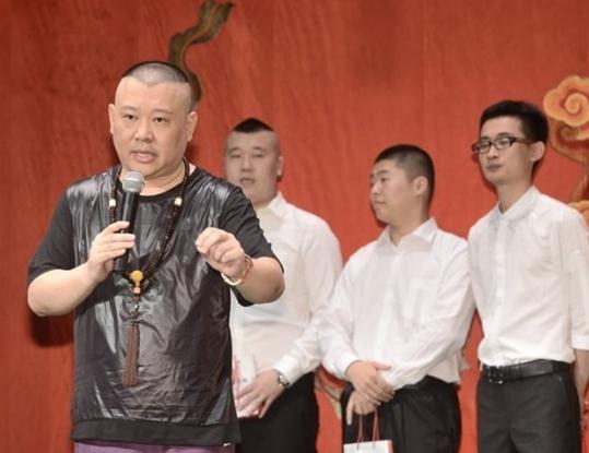 郭德纲收新徒再惹恩怨得罪侯耀华冯巩,揭秘郭德纲收徒仪式视频(2)