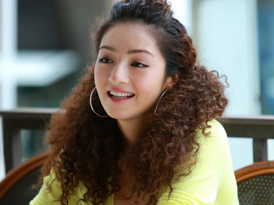 麦迪娜父母是谁家庭背景资料曝光,揭姜潮和麦迪娜差几岁什么关系