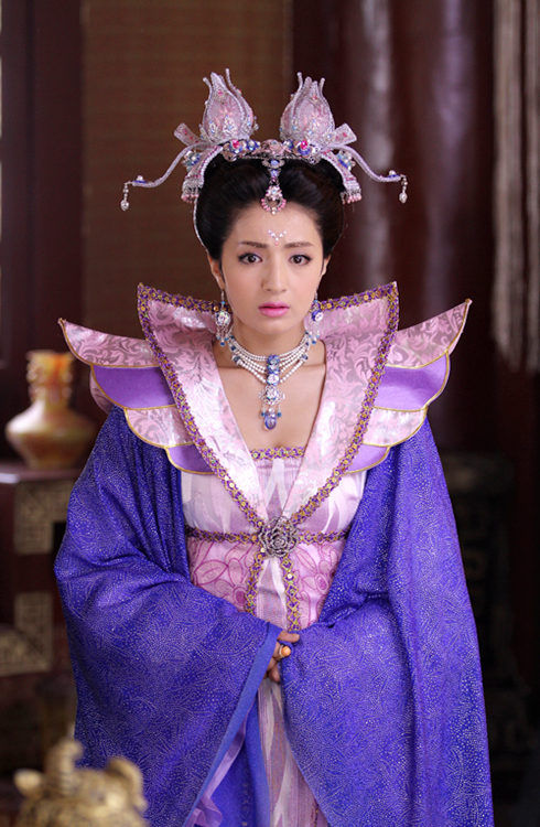 麦迪娜父母是谁家庭背景资料曝光,揭姜潮和麦迪娜差几岁什么关系