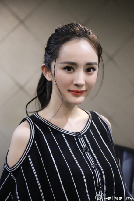 杨幂女儿小糯米好丑正面照片,杨幂为什么不让女儿曝光原因(2)