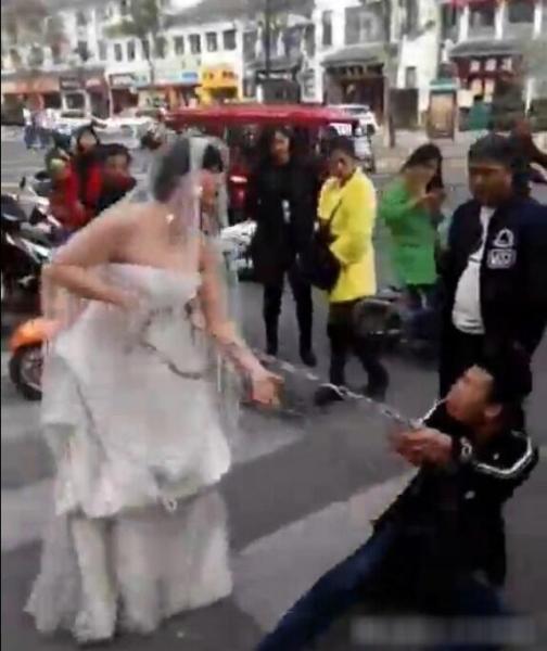曝新娘街头铁链拖新郎结婚照片,什么才是幸福的婚姻