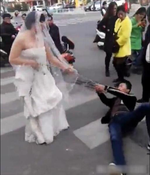 曝新娘街头铁链拖新郎结婚照片,什么才是幸福的婚姻