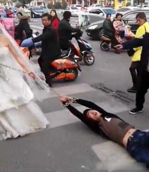 曝新娘街头铁链拖新郎结婚照片,什么才是幸福的婚姻