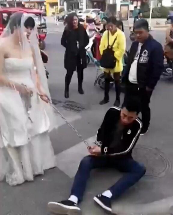 曝新娘街头铁链拖新郎结婚照片,什么才是幸福的婚姻