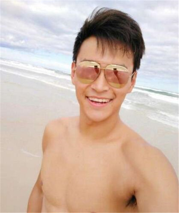 孙杨整牙前后对比照片曝光,孙杨发自拍秀腹肌近况图