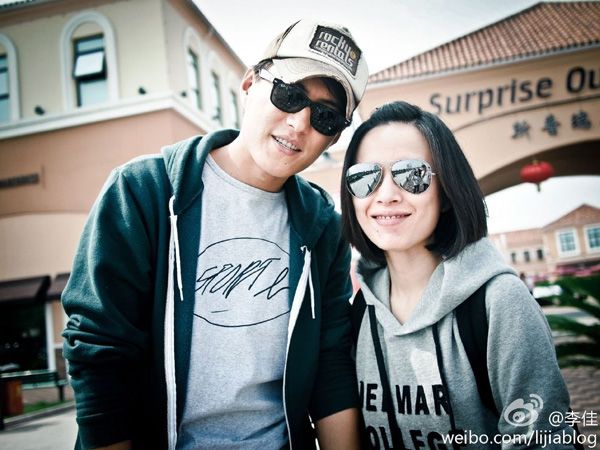 靳东现实中的老婆是谁资料照片曝光,揭秘靳东和老婆结婚照图