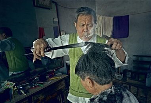 理发师用火钳烫头发真实现场图,74岁理发师火钳烫发走红最新消息