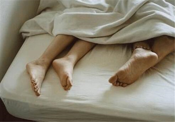 曝准女婿竟对丈母娘一见钟情,24岁小伙与女友母亲私奔结婚
