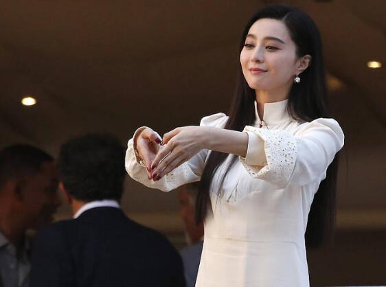 曝范冰冰出席戛纳评委晚宴照,李晨至今不敢娶范冰冰为妻背后真相(2)
