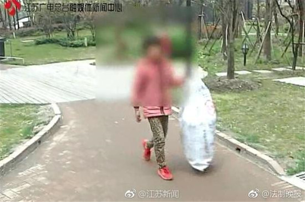 网曝12岁女孩捡垃圾桶剩菜吃,女子竟让继女捡垃圾当饭吃