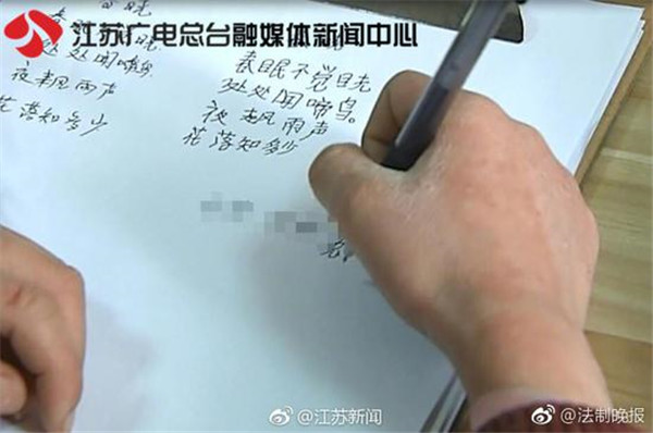 网曝12岁女孩捡垃圾桶剩菜吃,女子竟让继女捡垃圾当饭吃(2)