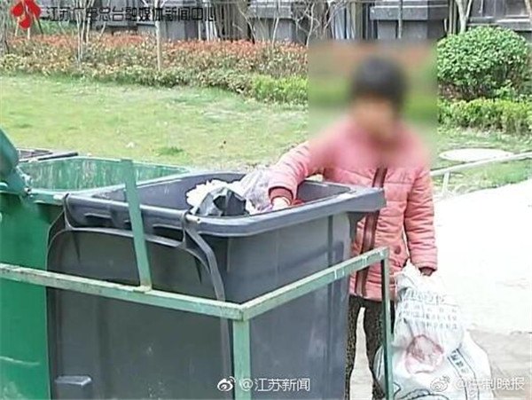 网曝12岁女孩捡垃圾桶剩菜吃,女子竟让继女捡垃圾当饭吃(2)