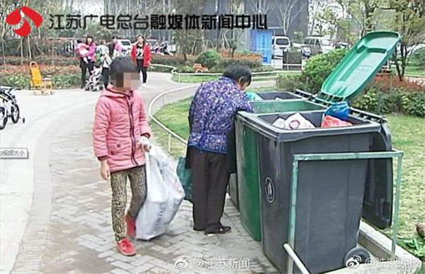网曝12岁女孩捡垃圾桶剩菜吃,女子竟让继女捡垃圾当饭吃(2)