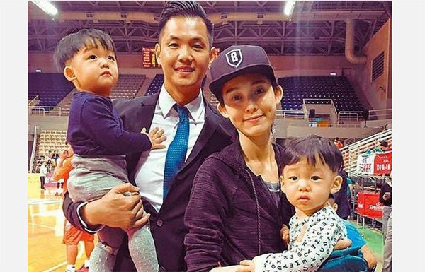 范玮琪为什么不能和黑人离婚,范玮琪黑人双胞胎儿子照片(2)