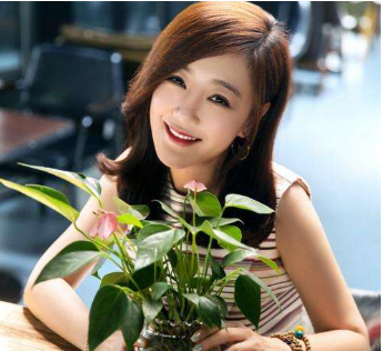 胡歌承认美国领证结婚,卓伟已爆料新娘真的是她。