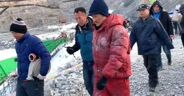 吴京新片攀登者曝光胡歌确认加盟,吴京拍电影受伤坐轮椅近照曝光