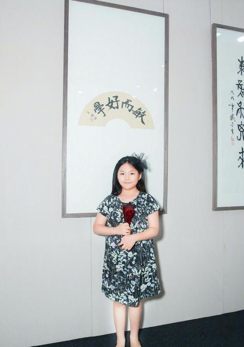 王诗龄近照曝光,小小年纪开画展低调逆袭有貌又有才李湘教育好