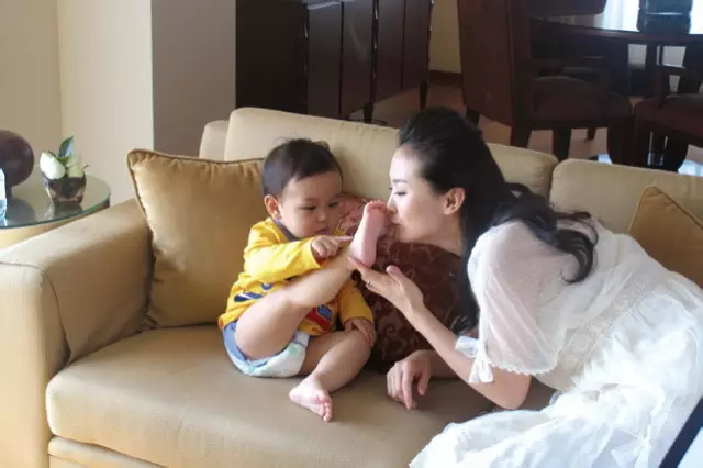 王艳继子王烁和周迅什么关系?顽劣富二代王烁个人资料背景介绍