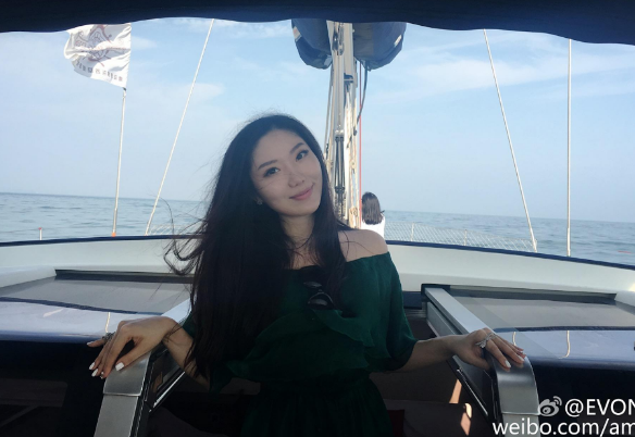 李帅妻子周伊凡微博个人资料照片,被称足球恒大太太团第一颜值