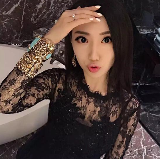 李帅妻子周伊凡微博个人资料照片,被称足球恒大太太团第一颜值
