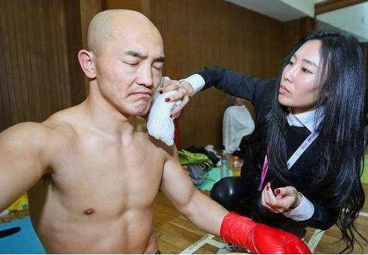 武僧一龙老婆照片简历曝光,一龙是假和尚吗为什么能娶老婆?