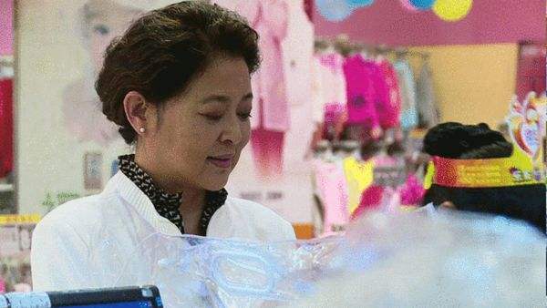 倪萍儿子患了什么病是脑瘫吗?20岁近照曝光高大帅气看不出病状