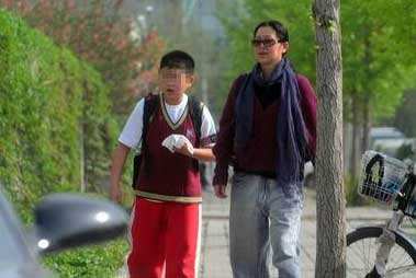 倪萍儿子患了什么病是脑瘫吗?20岁近照曝光高大帅气看不出病状