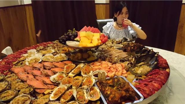 大胃王密子君承认催吐视频曝光,密子君是长期催吐导致脸部浮肿吗