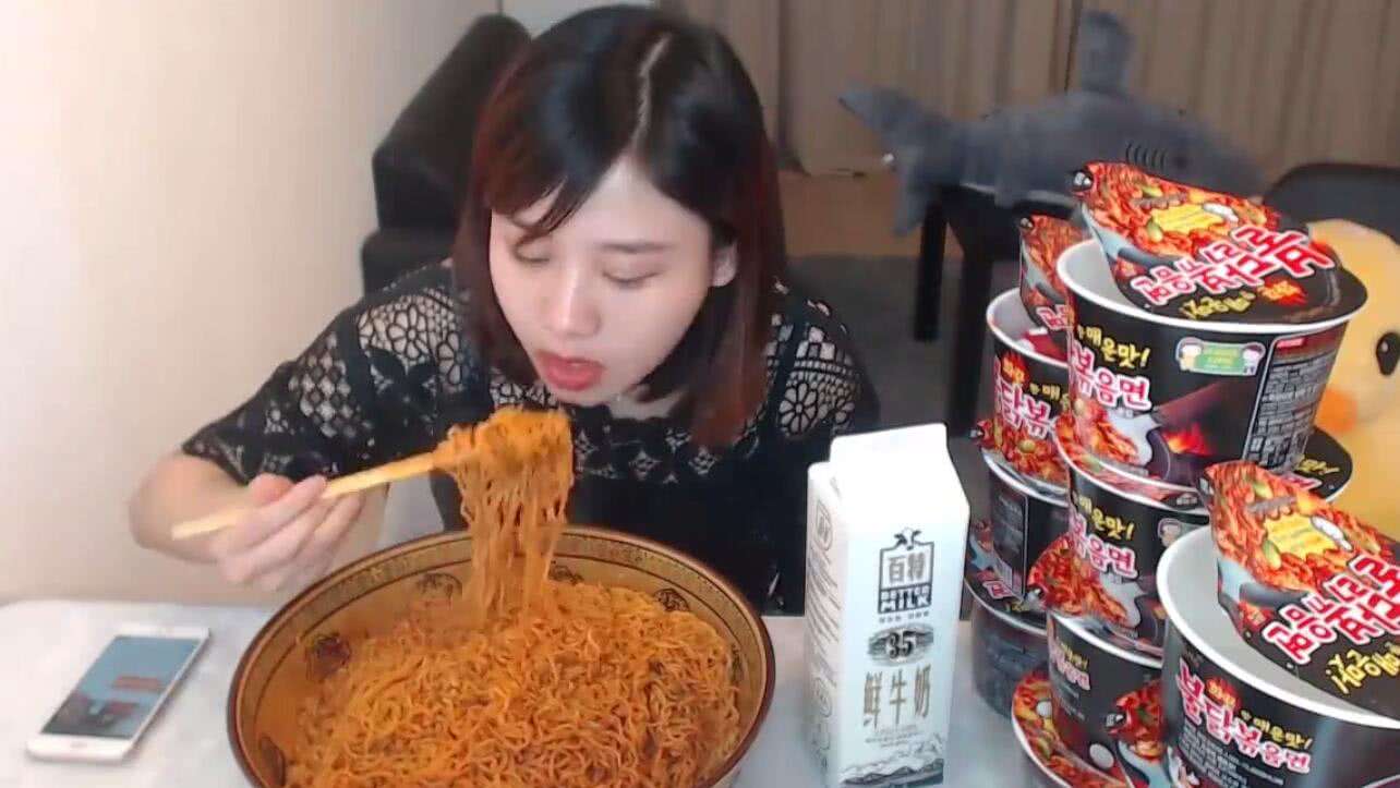 大胃王密子君承认催吐视频曝光,密子君是长期催吐导致