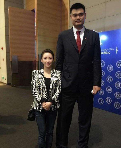 潘晓婷身高150是真的吗?潘晓婷机场接拍真实身高曝光
