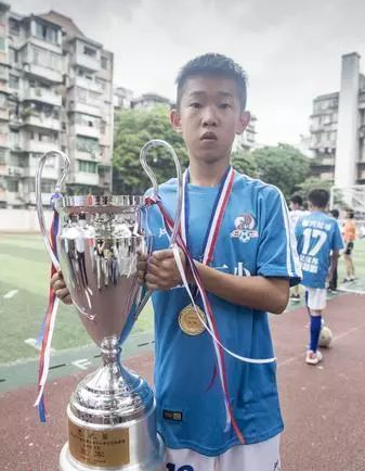 小学生踢出世界波是怎么回事?足球中的世界波什么意思?