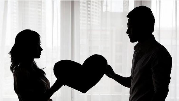 男生占有欲很强的表现有哪些?为什么说女人要离这些男人远一点?
