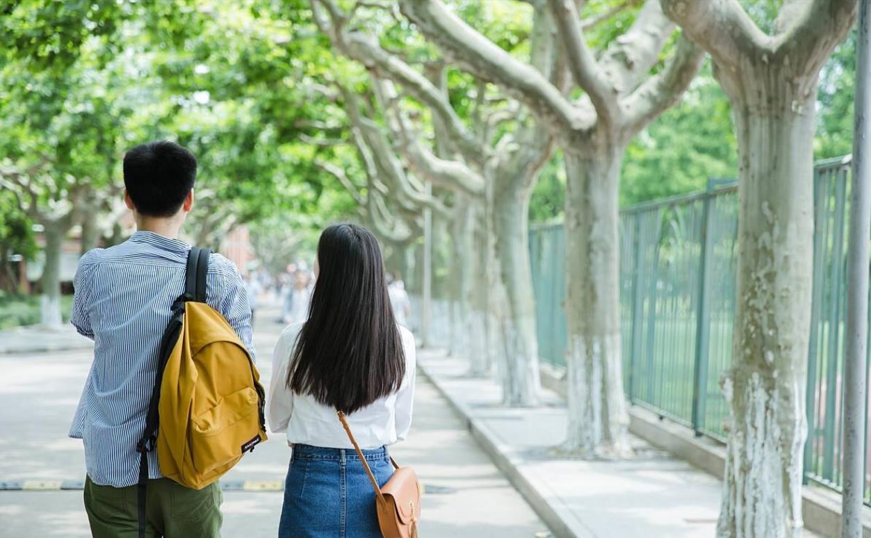 女生和男生第一次聊天时怎样能建立心动印象?这几点很关键要注意