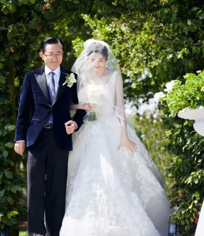 唐艺昕张若昀婚礼结婚图片曝光 现场高甜 这几组婚纱照你绝对没见