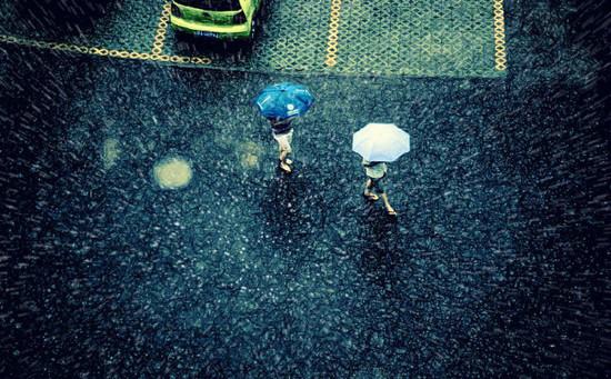 下雨感慨说说心情图片 最美的是下雨天那个是和你一起躲雨的屋檐