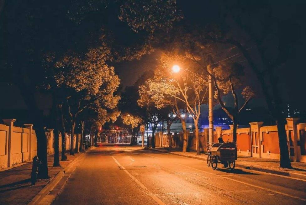 深夜睡不着的经典句子说说 心情图片 夜深人静的时候你在想什么