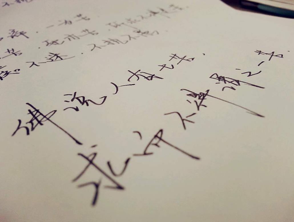 心里的苦自己扛的句子图片 人生不易 愿坚强常与我们同行