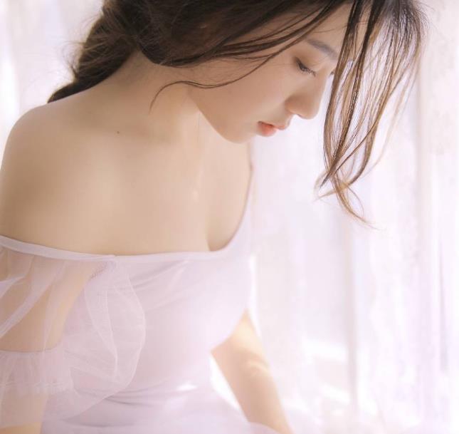 暖阳下我迎芬芳是谁家的姑娘是什么歌?抖音《桥边姑娘》
